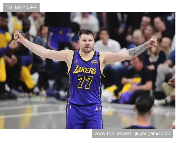 东契奇背身一步甩开防守，独行侠主场稳住局面